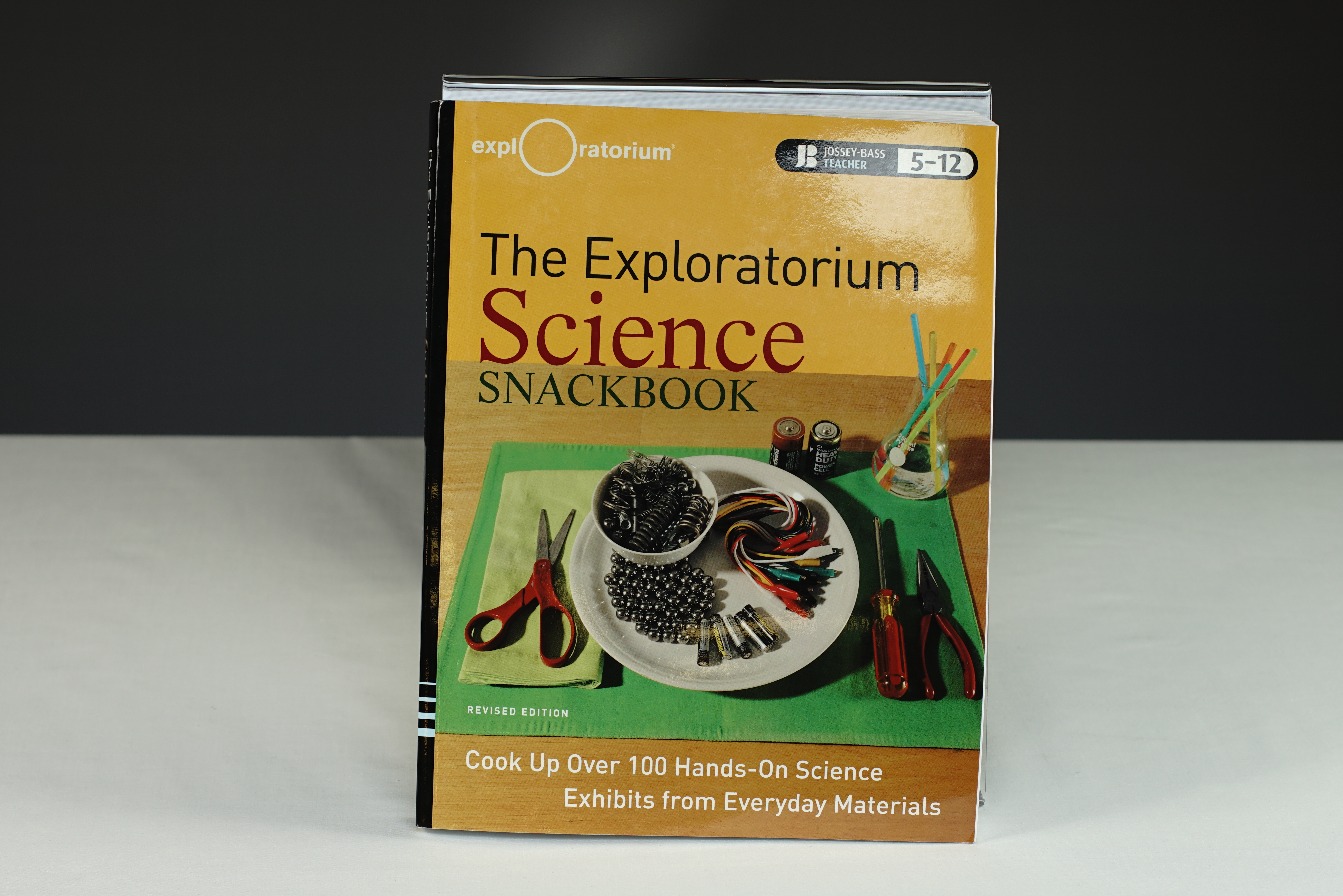Science Snackbook - Cook up Over 100 Hands-On Science Exhibits from Everyday Materials Book